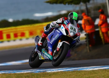 Voltcom Crescent Suzuki victorioso con la victoria de Laverty en la primera carrera de 2014!