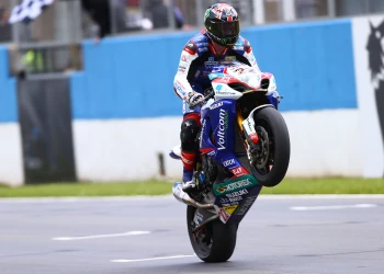 Lowes deleita a Donington