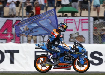 &Agrave;lex M&aacute;rquez i Honda es graduen