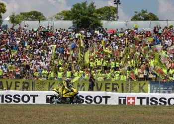 Vi&ntilde;ales vuelve al p&oacute;dium en el GP de casa