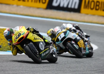 Rins se va al suelo en la lucha por el segundo puesto en Jerez