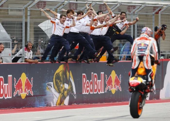 Marquez consiguió una impresionante victoria, y Pedrosa se fue al suelo luchando por el podium