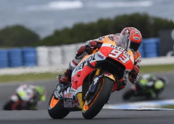 Márquez se cae cuando iba primero y Hayden se va al suelo mientras luchaba por la séptima posición