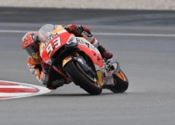 Márquez se cae en la batalla por el podio, remonta y termina 11º