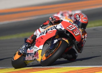 Márquez vuelve al podio en Valencia y Pedrosa vuelve a competir antes de caerse ileso desde el 7 lugar