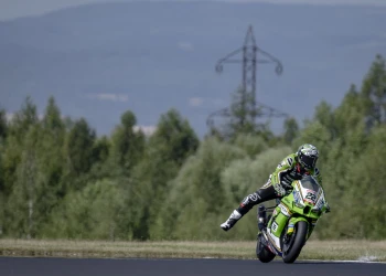 LOWES ERREICHT DAS PODIUM NACH EINEM INTENSIVEN WOCHENENDE