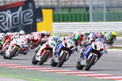 Voltcom Crescent Suzuki combats dur dans la chaleur de Misano