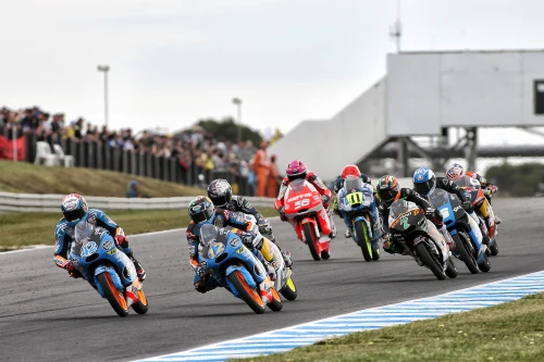 M&aacute;rquez second and Rins third in a exciting race