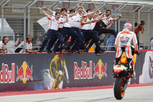 Marquez consiguió una impresionante victoria, y Pedrosa se fue al suelo luchando por el podium