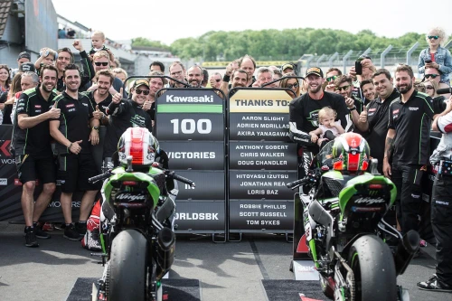 HISTORIC 100 WORLDSBK RACE GAGNE POUR KAWASAKI