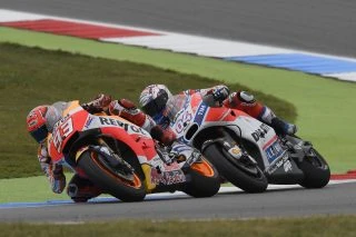 Marquez réalise un podium important à Assen, course difficile pour Pedrosa.