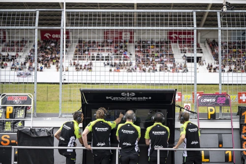 LOWES ERREICHT DAS PODIUM NACH EINEM INTENSIVEN WOCHENENDE