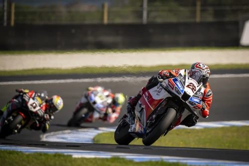 LE MONDIAL DE SUPERBIKE DÉMARRE AVEC INTENSITÉ EN AUSTRALIE : PREMIÈRE MANCHE TERMINÉE