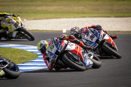 LE MONDIAL DE SUPERBIKE DÉMARRE AVEC INTENSITÉ EN AUSTRALIE : PREMIÈRE MANCHE TERMINÉE